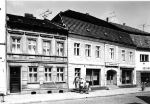 Luckau, Hauptstraße 4/3. Wohnhäuser mit Stadt-Café. Straßenansicht