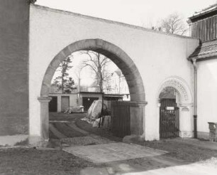 Nebengebäude und Hoftor der älteren Schlossanlage