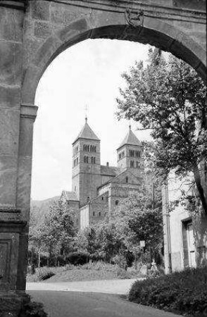 Murbach: Klosterkirche, Durchblick durch Tor