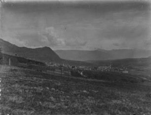 Blick nach Kaltern : Blick über eine Wiese am Altenburger Wald gelegen auf den Ort Kaltern.