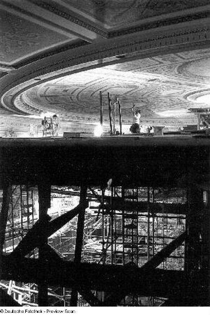 Opernhaus. Arbeiten am Plafond im Zuschauerraum