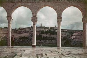 Jerusalem, Blick durch die Säulenarkaden auf die Russisch-Orthodoxe Klosterkirche am Ölberg : Reisefotos. Jerusalem. Ansicht mit Russisch-Orthodoxer Klosterkirche am Ölberg. Blick durch Säulenarkaden