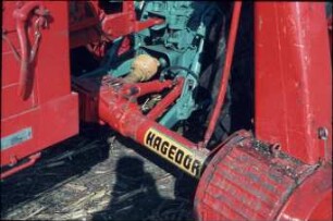 Fotografie: Erntetechnik, Silomais, Maishäcksler angebaut, Trommelfeldhäcksler, Gelenkwelle, Hydraulikzylinder