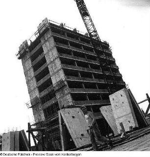 Haus der Presse (Blick von oben, Baustelle, Innenansichten Kantine?, Büro?, mit Skulpturen, mit Transparent, Richtfest)