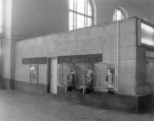 Bahnhof Dresden-Neustadt, Empfangsgebäude, Schalterhalle. Einbau (1971) für die Fahrkartenschalter, Nordostseite mit drei Münzfernsprechern und zweiteiligem Wandfries zur Eisenbahngeschichte : Dresden-Neustadt, Schlesischer Platz. Bahnhof Dresden-Neustadt, Empfangsgebäude, Schalterhalle. Einbau (1971) für die Fahrkartenschalter, Nordostseite mit drei Münzfernsprechern und zweiteiligem Wandfries zur Eisenbahngeschichte