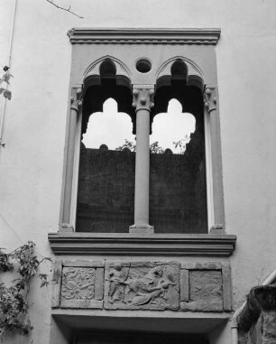 Relief unter einem Fenster mit Greif und Kriegern