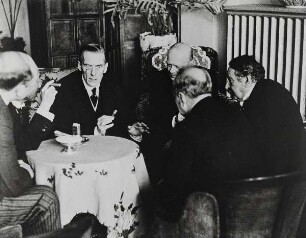 Aristide Briand, Dr. Gustav Stresemann und Sir Austen Chamberlain beim Gipfeltreffen 1928 im Hotel Splendid in Lugano