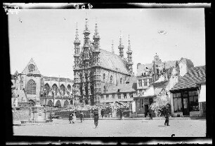 Löwen (Belgien): "Rathaus", im Vordergrund Stadtplatz mit Passanten, im Hintergrund die zerstörte Kirche [Sint Pieter]