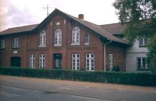 Lindenstraße 69: giebelständiges Bauernhaus: Straßenfront mit Eingangstür: links Querbau mit Scheunentor, darüber Jahreszahl 1866: rechts Querbau in Rücklage