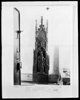 Wange des Ratsgestühls: Männliche stehende Figur mit Schwert und Buch (Apostel?)