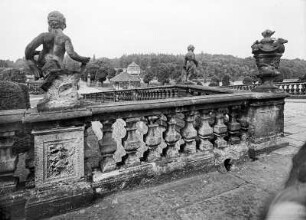 Moritzburg, Jagdschloss : Moritzburg, Jagdschloss. Terrasse. Balustrade mit Putti und Vase