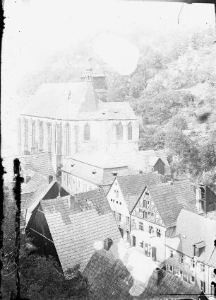 "Aus Graupen: Gesamtansicht mit Kirche". Graupen (Krupka), Bergstraße. Blick von einem erhöhtem Standort auf die Stadtkirche Mariä Himmelfahrt