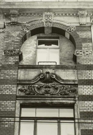 Dresden-Neustadt, Görlitzer Straße 35/37. Doppelwohnhaus mit Laden (um 1900). Fenster (3. Obergeschoß)