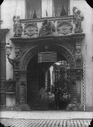 Barockportal des ehemaligen Pfälzer Kolonie-Gerichtes mit schmiedeeisernem Tor in der Leipziger Straße 6