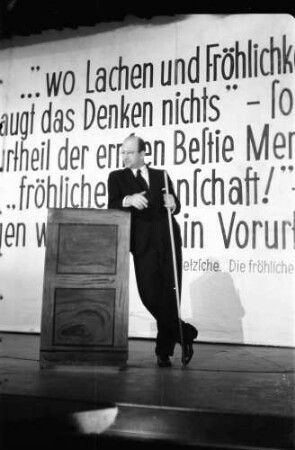 Kabarett der Komiker: Werner Finck am Katheder (Hintergrund Schrift)