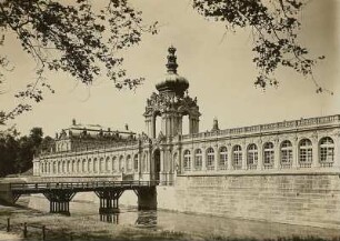Dresden, Zwinger : Dresden. Zwinger. Blick von der Ostraallee auf das Kronentor, die Langgalerien und die Zwingerbrücke