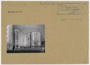 Straßenansicht. Berlin, Friedrichshain, Karl-Marx-Allee (vor 1961 Stalinallee)/ Strausberger Platz