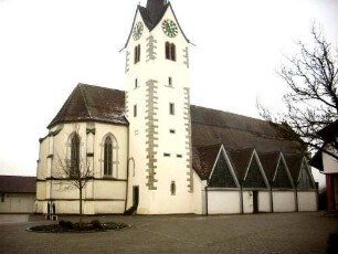 Ansicht von Nordosten mit Kirche (Kirchturm und Chor Gotisch - Langhaus neuzeitlich) im ehemaligen Kirchhof (aufgelassen)