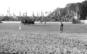 Reitturnier auf der Reichsnährstandausstellung 1939 : Ein Reitturnier auf dem Großen Ring im Rahmen der 5. Reichsnährstand-Ausstellung 1939 in Leipzig.