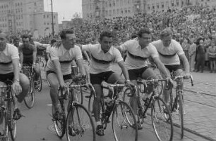 Radsportler auf einer Parade anlässlich des II. Deutschen Turn- und Sportfestes