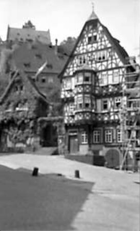 Grund, Peter; Frankfurt; Haus auf der Maininsel neben der Alten Brücke - Männer auf Brücke