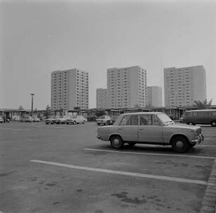 Dresden-Zschertnitz. Motel, Interhotels Dresden, im Hof, Im Hintergrund Hochhäuser des Wohnkomplex Zschertnitz