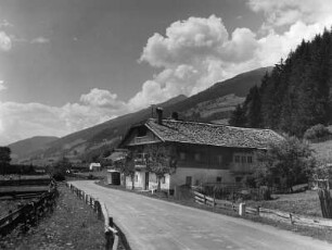 Pustertal. Straßenbild mit Wohnhaus