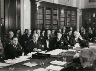 Der Bankier Otto H. Kahn während der Anhörung vor dem Hoover-Moratorium zur Klärung der Frage der deutschen Kriegsschulden in Washington D.C.
