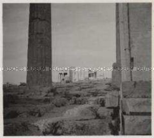 Wehrmachtssoldaten, Athen, Akropolis, Blick vom Torbau der Propyläen zum Erechtheion-Tempel