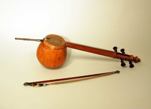 Spit lute with bow