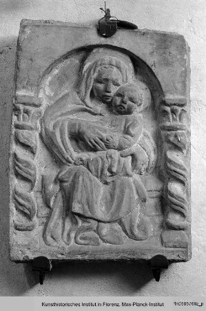 Unter einer Arkade thronende Madonna mit Kind