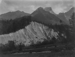Berglandschaft : Blick über eine Wiese auf das Karwendelgebrige.