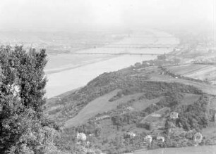 Wien: Blick über die Donau vom Kahlenberg, Leopoldsberg