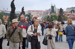 Prag - Touristen auf der Karlsbrücke : Touristen auf der Karlsbrücke, aufgenommen 2006 in Prag