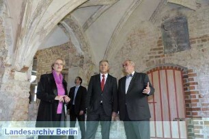 Der Regierende Bürgermeister von Berlin, Klaus Wowereit (2.v.r.), besucht den Bezirk Spandau