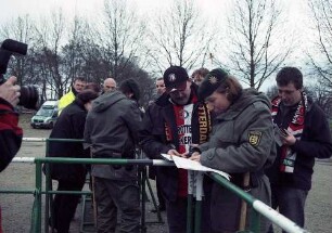 Freiburg im Breisgau: Fan-Kontrollen beim UEFA-Cup-Spiel des SC Freiburg gegen Feyenoord Rotterdam