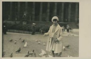 Taubenfütternde Jugendliche vor dem alten Museum Berlin
