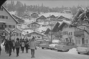 Mittenwald: Im Gries, mit Gruppe Skiläufer