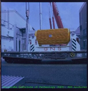 Anlieferung von Brennelementen in einem Castor-Behälter (Cask for Storage and Transport of Radioactive Material) für die Kompakte Natriumgekühlte Kernenergieanlage (KNK)