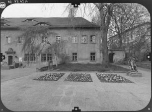 Zittau, Klosterstraße 3. Ehem. Franziskanerkloster. Ostflügel (Umbau 1884, 1936, Städtische Museen). Straßenfront (Teilansicht)