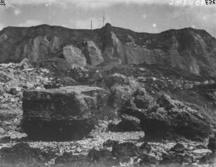 Behauene Felsen : Bearbeitete Felsen am Kap de la Heve, auf dem Kap Sendemasten.