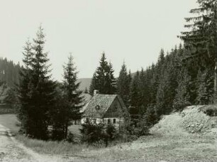 Sankt Joachimsthal (Jáchymov), Eliasschacht westlich des Ortes im Eliasbachtal, Kaue und angefahrene Halde