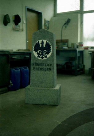 Grenzstein [Nr. 18]: mit Wappen preußischer Adler: in Werkstatt der Straßenmeisterei Lübeck