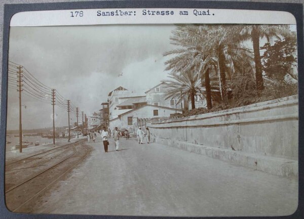 L'île de Zanzibar. Rue sur le quai