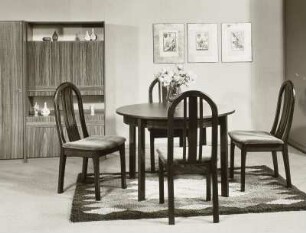 Runder Ausziehtisch (Modell T 101/11) mit vier Stühlen (Stuhl mit gepolsterter Sitzfläche (Modell N 12)) (1980; VEB Tischfabrik Finsterwalde, VEB Vereinigte Sitzmöbelindustrie Neuhausen)