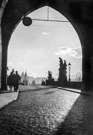 Prag. Blick durch den Kleinseiter Brückenturm (um 1464) auf die Karlsbrücke