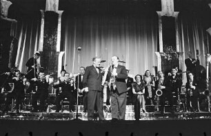 Scala: Jack Hylton mit seinen Boys; Freddy Schweitzer spielt zwei Saxophone