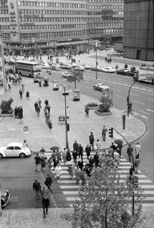 Berlin: Fußgängerverkehr am Breitscheidplatz vom Defaka-Haus