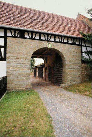 Toreinfahrt zu einem Vierseithof, Torgewände Naturstein