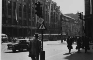 Ansicht mit Bankgebäude